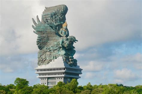 Garuda-Wisnu Kencana: An Epic Bronze Colossus Soaring Through Balinese Artistic Legacy!